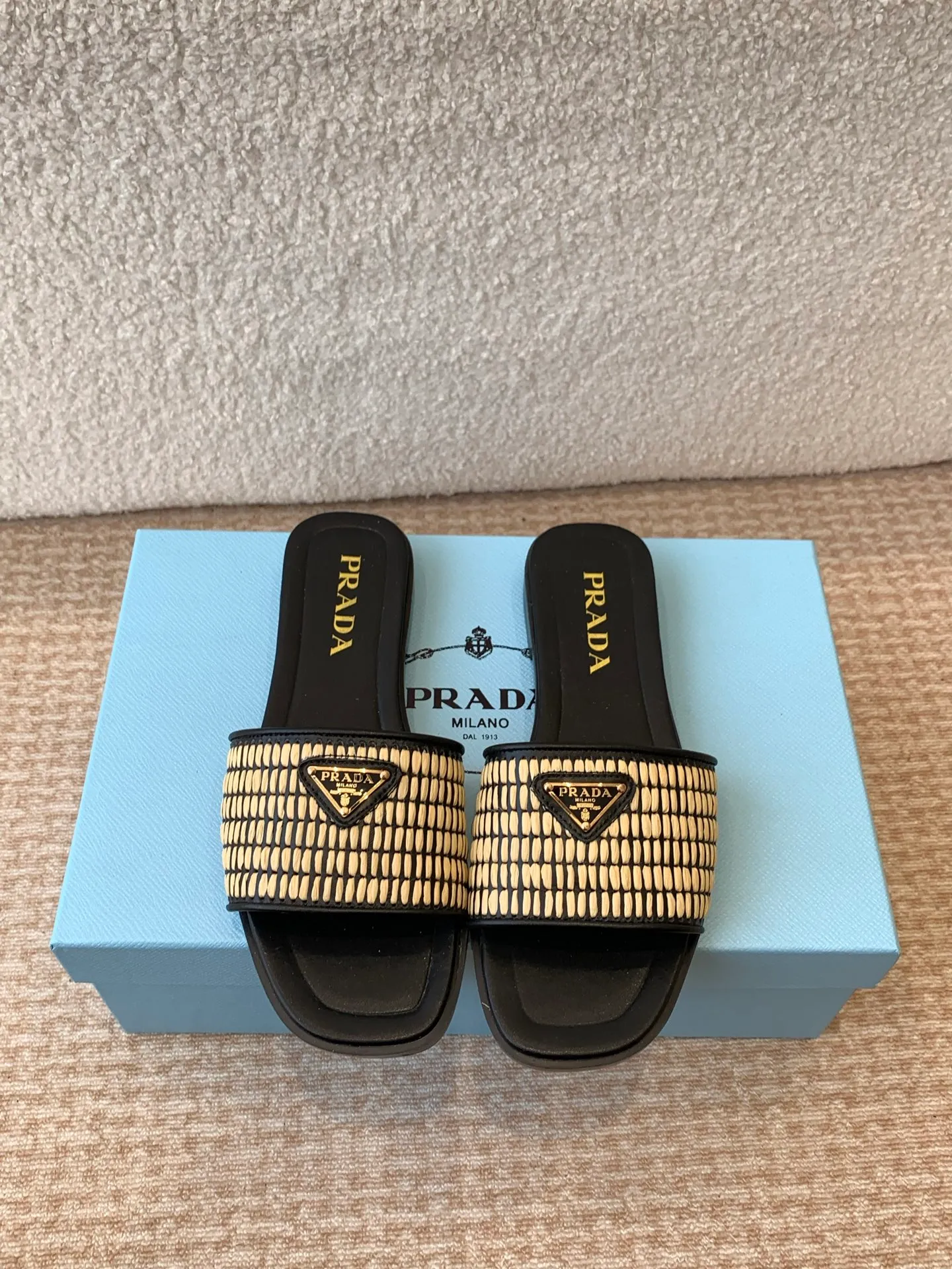 👟👟Ex-factory price 420👟👟 Prada 25ss new spring and summer Prada woven slippers Modern lines and original architectural volumes define these complex charms. The iconic geometric shape of the Prada triangle inspires the heel design, highlighting the taper and soft curves with a unique modern touch.  Upper: original woven upper, lining cowhide, outsole: Italian genuine leather outsole Size: #35-42 (40, 41, 42 customized, non-refundable)